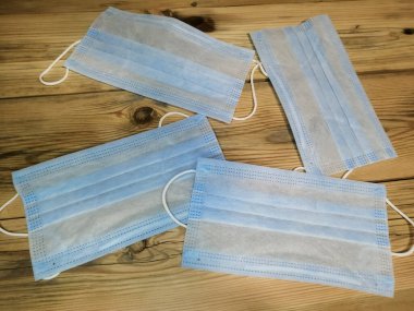 Koruyucu yüz maskeleri tahta tahtalarda yatar..