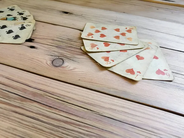 Poker Ahşap Bir Masada Iki Eski Kart Düzeni — Stok fotoğraf
