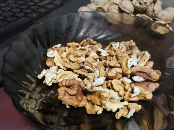 Nueces Peladas Cáscara Están Plato Sobre Mesa —  Fotos de Stock