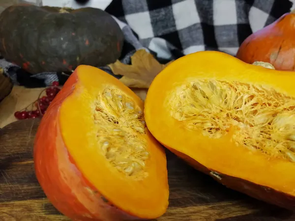 Orangenkürbis Zwei Hälften Geschnitten Geschenke Des Herbstes Ernte — Stockfoto