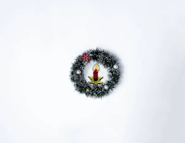 Λευκό Φόντο Χειροποίητο Χριστουγεννιάτικο Στεφάνι Σταυρωτή Ραφή Γέννηση Και Παραμονή — Φωτογραφία Αρχείου