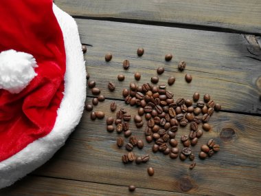 Noel Baba ya da Noel Baba şapkası kahve çekirdeğinin yanında. Yeni Yıl ve Noel.