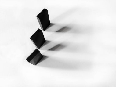 Beyaz arka planda, üç domino çipinin gölgesi var..