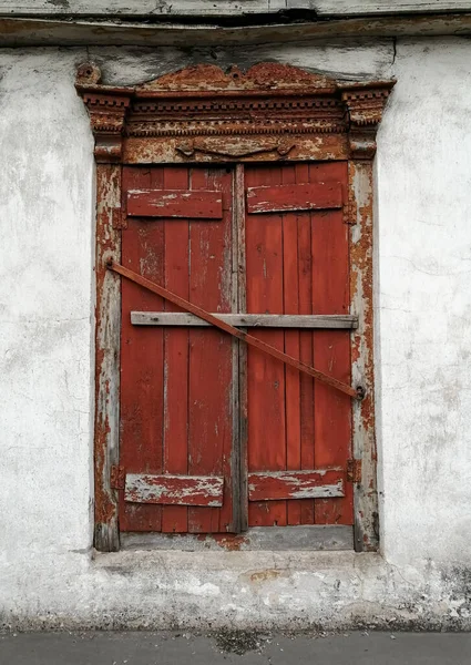 Eski pencere kapalı. Eski ahşap pencere kuşakları. Boya soyuluyor. — Stok fotoğraf