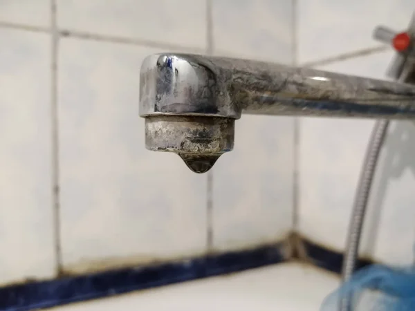 Una Vieja Sucia Fauce Cuelga Una Gota Agua Necesita Reparaciones — Foto de Stock