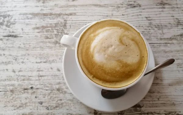 Cappuccino Einer Weißen Klassischen Tasse Der Löffel Liegt Der Untertasse — Stockfoto
