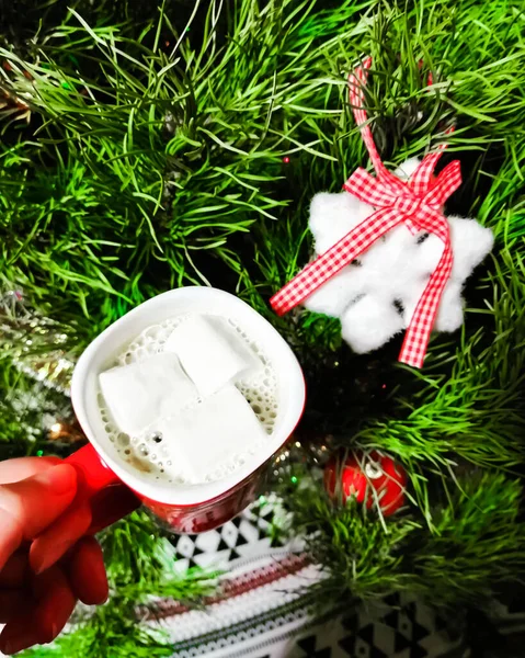 Die Komposition Ist Weihnachten Eine Hand Hält Eine Rote Tasse — Stockfoto