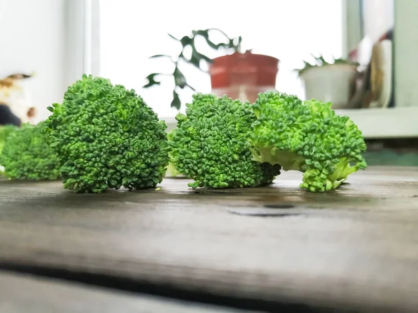 Pedaços Couve Brócolis Frente Janela Cores Brilhantes Muita Luz Bom — Fotografia de Stock