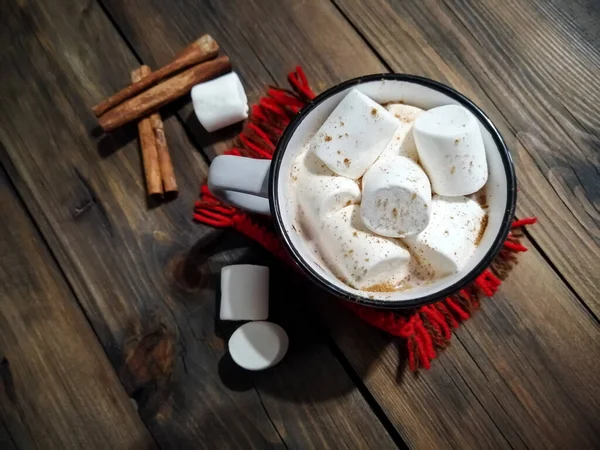 Kakao Marshmallow Hrnku Dřevěném Stole Vedle Šálku Skořice Marshmallows — Stock fotografie