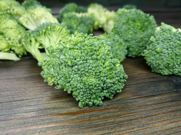 Des Morceaux Brocooli Sont Couchés Sur Une Table Bois Dans — Photo