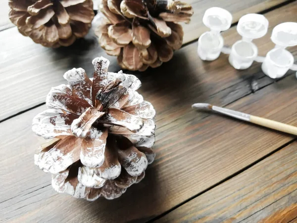 Schneebedeckte Zapfen Mit Ihren Eigenen Händen Hausgemachtes Handwerk Winter Zapfen — Stockfoto