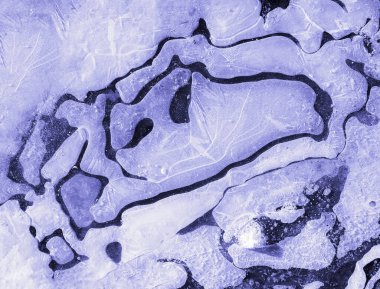 Çok Peri 'nin gölgesinde soyutlama. Donmuş su dışarıda yanıyor. Buzda güzel çizimler. Yumuşak karşıtlık.