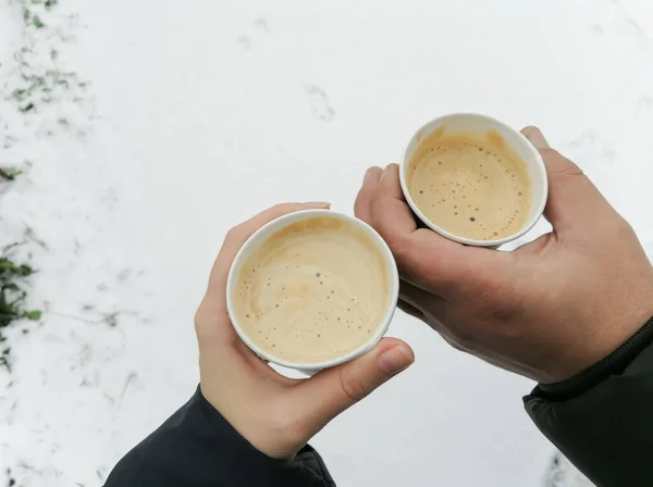 Zwei Tassen Kaffee Einweg Pappbechern Der Hand Einer Frau Und — Stockfoto