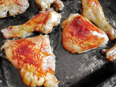 Fırında pişirilmiş güzel bir tavuk. Açık kahverengi kabuklu. Fırın tepsisindeki tavuk. Fırında tavuk pişiriyorum..