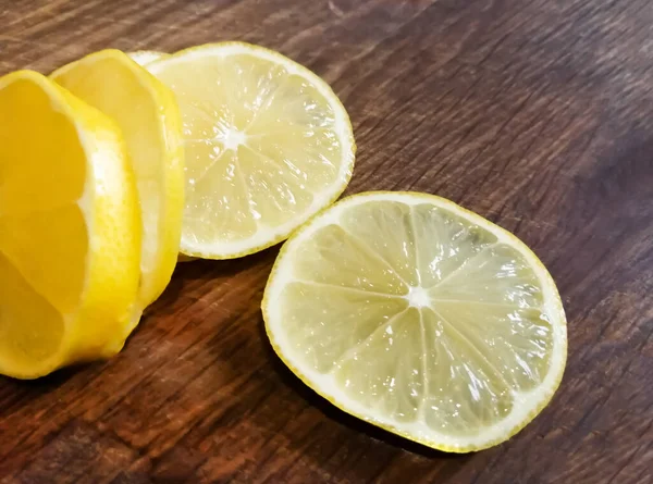 Slices Lemon Wooden Board Fresh Lemon Fresh Chopped Lemon Brilliance — Stock Photo, Image