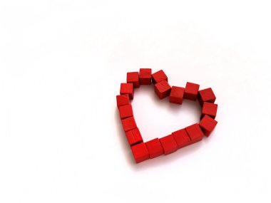 Beyaz arka planda tahta küplerin parlak kırmızı kalbi. Beyazın üzerinde oyun için kırmızı kalpli çocuklar var. Sevgililer Günü. İtiraf et, Valentine. Kalp beyaza.