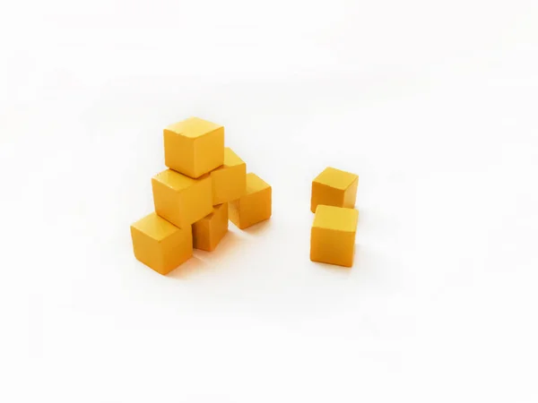 Pirámide Cubos Amarillos Sobre Fondo Blanco Los Cubos Brillantes Madera —  Fotos de Stock