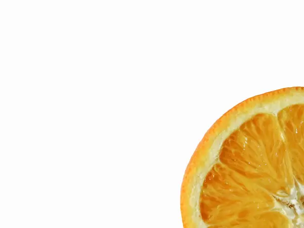 一个明亮的橙色在白色背景的部分 四分之一的橙子在角落白色背景上宏观摄影 在白色背景上的橙色的细节 — 图库照片