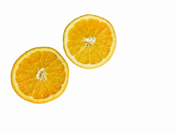 白色背景上的两半亮橙色 多汁的橙子一半在白色的背景上 夏天的色彩 多汁的橙色像灿烂的阳光 — 图库照片