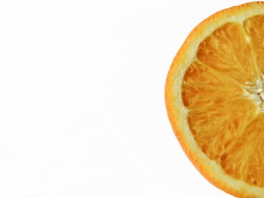 Beyaz arka planda yarım portakal. Beyaz bir arka plan ve yarım parlak bir apelsipene. Bölümde parlak turuncu renkler.