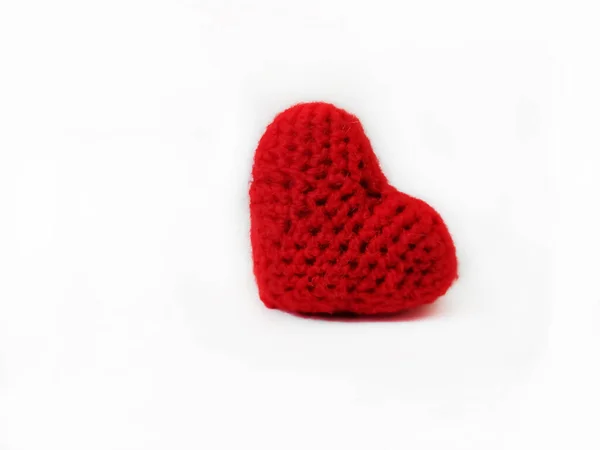 Ett Rött Hjärta Vit Bakgrund Ett Stickat Rött Hjärta Alla — Stockfoto
