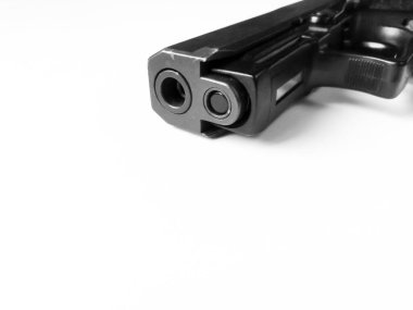 Beyaz arka planda pnömatik siyah bir silah var. Antrenman için modern yarı otomatik silahlar, avcı. Bir benzetme..