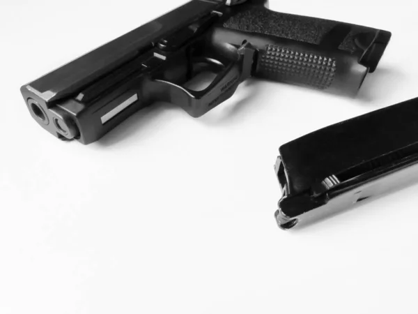 Armas semi-automáticas modernas para treinamento e autodefesa. Pistola e revista sobre fundo branco. — Fotografia de Stock