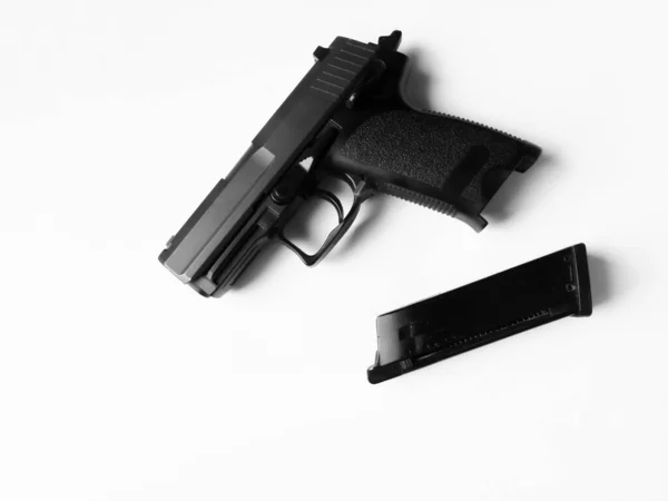 Armas semi-automáticas modernas para treinamento e autodefesa. Pistola e revista sobre fundo branco. — Fotografia de Stock