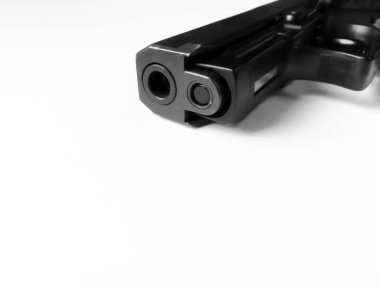 Beyaz arka planda pnömatik siyah bir silah var. Antrenman için modern yarı otomatik silahlar, avcı. Bir benzetme..