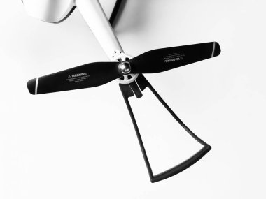 Beyaz arka planda hava aracı. İnsansız hava aracının pervaneleri ve bıçakları. Modern teknolojinin bir parçası..