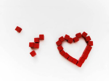 Beyaz arka planda oyun küplerinin parlak, kırmızı kalbi. Sevgililer Günü. Kırmızı küplerin Sevgilisi.