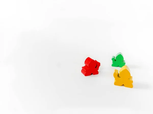 Tres figuras de juego sobre un fondo blanco. fondo blanco. Figuras de soldados para el tablero juego. —  Fotos de Stock