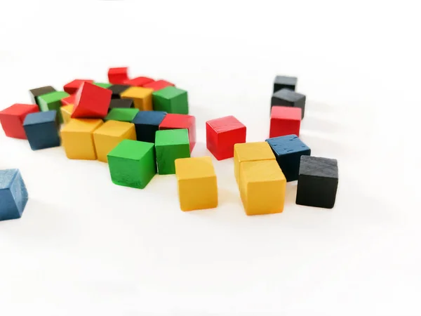 Hay muchos cubos de colores sobre un fondo blanco. Cubos para niños para jugar de madera de diferentes colores. —  Fotos de Stock