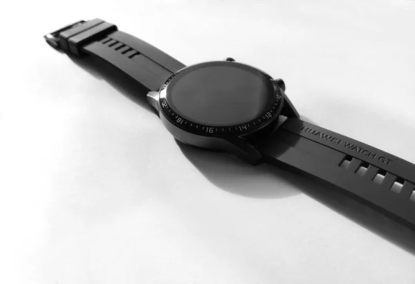 Μαύρο Έξυπνο Ρολόι Huawei Watch Gt2 Λευκό Τραπέζι Μαύρο Ρολόι — Φωτογραφία Αρχείου