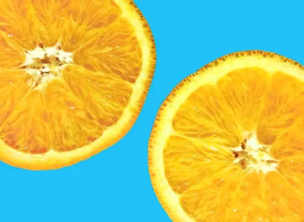 亮橙色半边蓝色底色 蓝色的夏天水果 黄蓝色的约束 水果换果汁 多汁的橙子橙色 阳光明媚的橙色 — 图库照片