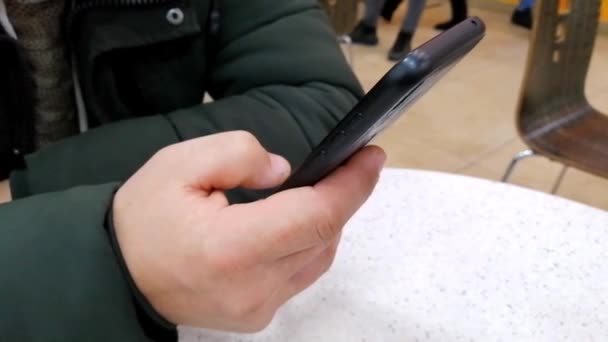 Een Man Bladert Door Pagina Zijn Telefoon Een Smartphone Controleert — Stockvideo