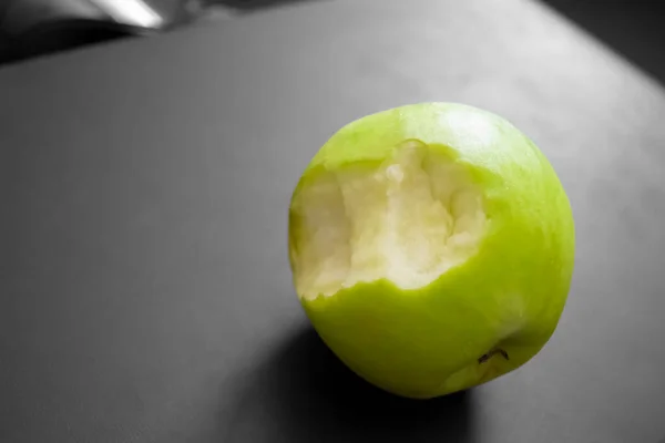 Heller Apfel Und Grauer Hintergrund Schwarz Weißer Hintergrund Und Ein — Stockfoto