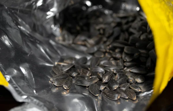 Ayçiçeği Tohumları Bir Pakette Kızarmış Tohumlar Siyah Ayçiçeği Tohumları Dağınık — Stok fotoğraf