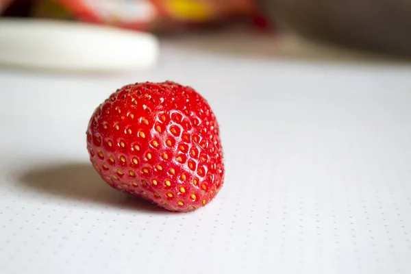 Erdbeeren Sind Kein Weißer Tisch Der Küche Auf Weißem Hintergrund — Stockfoto
