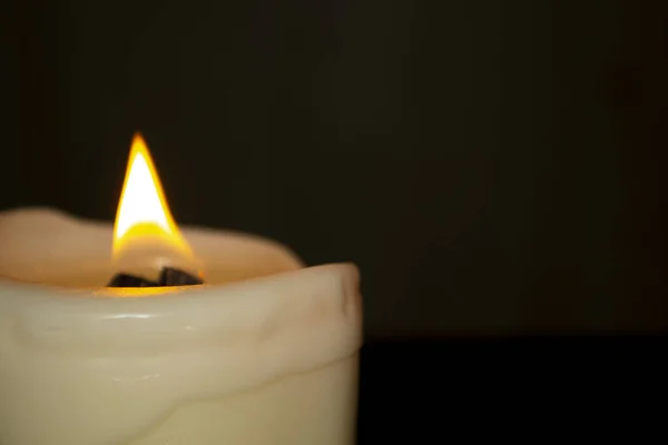 Una Vela Encendida Cuarto Oscuro Fotografía Macro Una Vela Encendida —  Fotos de Stock