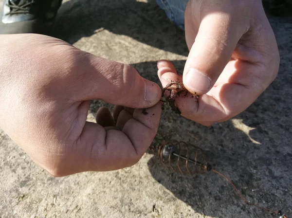 Las Manos Los Hombres Sostienen Gusano Colgándolo Gancho Pesca Cómo — Foto de Stock