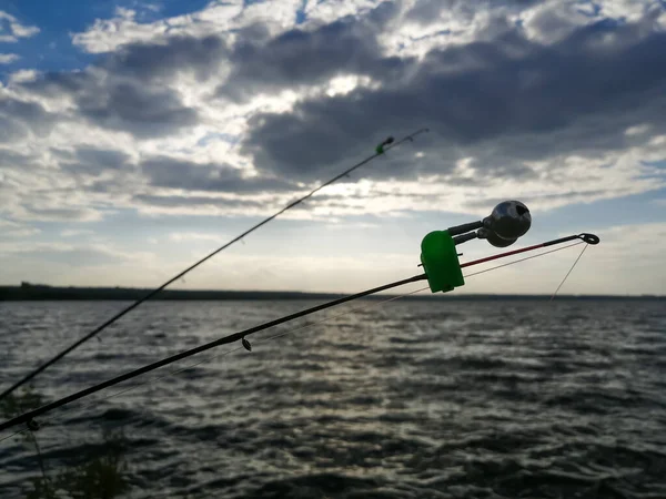 Dos Cañas Pescar Son Arrojadas Río Cañas Pescar Con Campanas —  Fotos de Stock