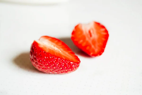 Erdbeeren Halbieren Reife Erdbeeren Auf Weißem Hintergrund Auf Den Punkt — Stockfoto