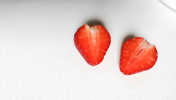 Zwei Hälften Einer Erdbeere Erdbeeren Zwei Teile Schneiden Erdbeeren Sind — Stockfoto