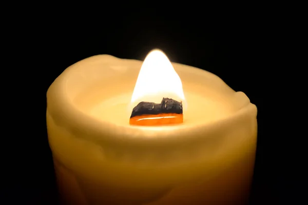 Мягкий Свет Свечи Темной Комнате Черный Фон Яркая Свеча Свечной — стоковое фото