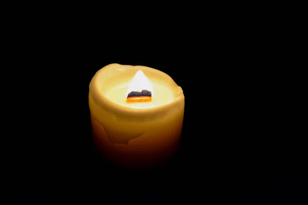 Ένα Κερί Στέκεται Στο Σκοτάδι Ένα Κερί Ένα Ξύλινο Πυρσό — Φωτογραφία Αρχείου