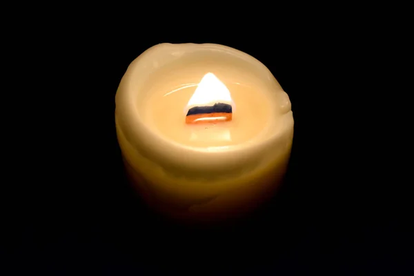 Свічка Темряві Невелика Свічка Дерев Яним Плодом Світиться Темній Кімнаті — стокове фото