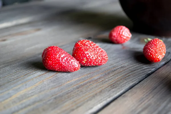 Reife Erdbeeren Ohne Schwanz Liegen Auf Einem Holztisch Reife Beeren — Stockfoto