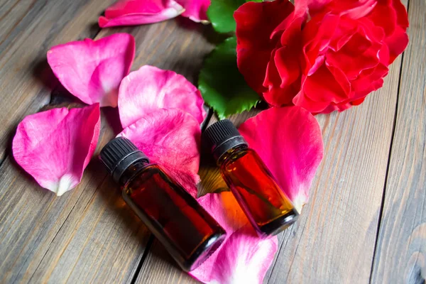 Пелюстках Троянд Дві Пляшки Ефірної Олії Ароматична Олія Темних Пляшках — стокове фото