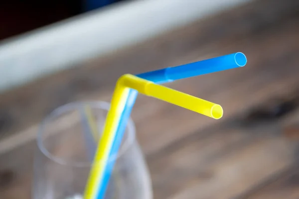 Zwei Cocktailhalme Glas Gelbe Und Blaue Schläuche Der Hüfte Gelb — Stockfoto